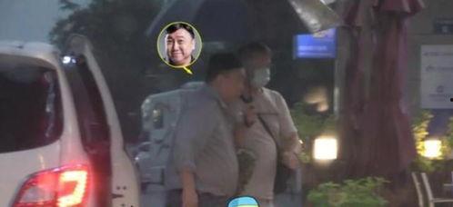 印度小哥吃瓜图片,趣味横生瞬间捕捉